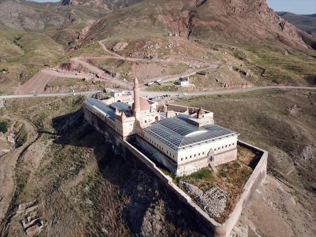 İshak Paşa Sarayı'na ilgi her geçen gün artıyor